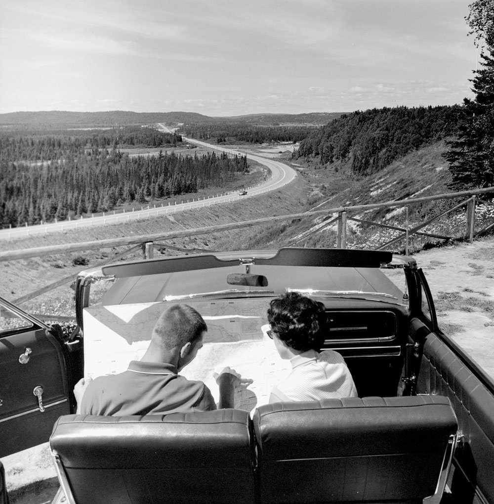 LibraryArchives's tweet photo. It took 12 years, but we finally got there! The Trans-Canada Highway, 7,821 km of open road, was presented to Canadians during an opening ceremony with the 10 provinces on Sept. 3, 1962, in #BC. More photos: https://t.co/Mmmrxkvz48 @Transport_gc https://t.co/iItRCeyQ4B
