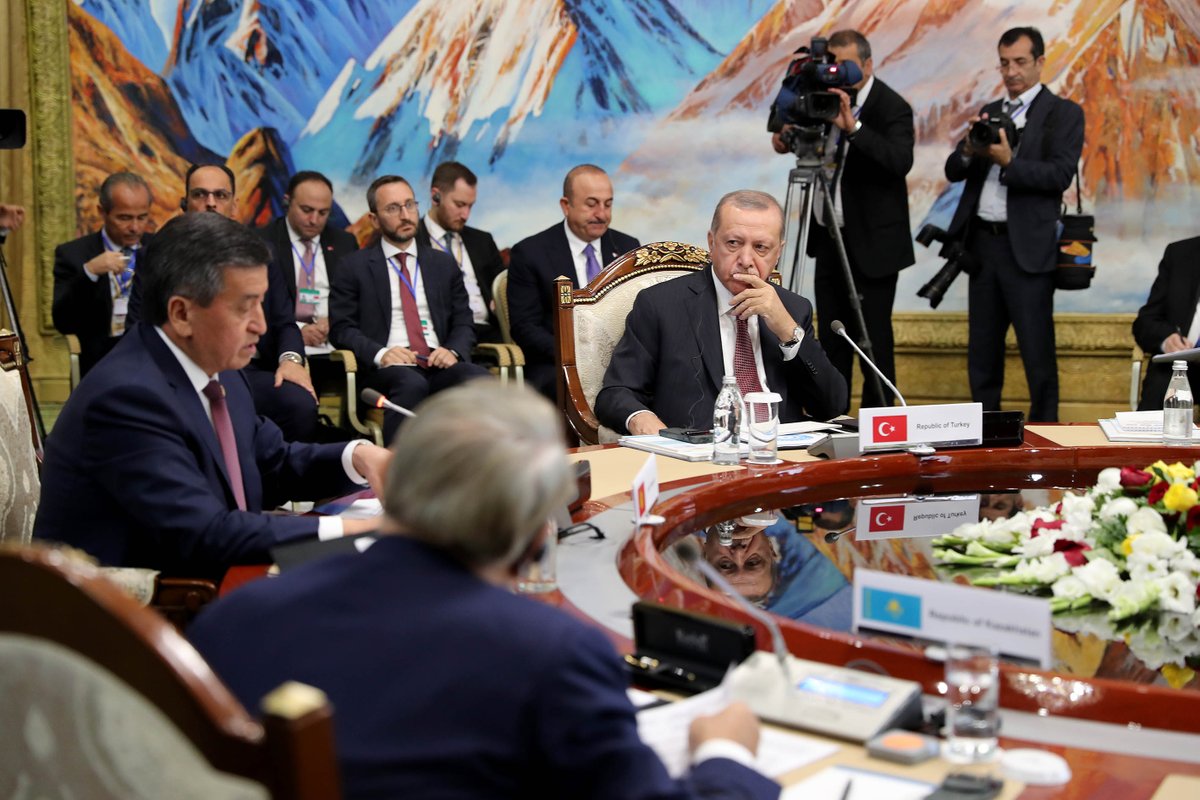 RTErdogan's tweet photo. Çolpan-Ata’da gerçekleştirilen Türk Konseyi 6. Devlet Başkanları Zirvesi’nde diğer üye ülke Devlet Başkanları ile birlikte, başta kendi para birimlerimizle ticaret önerimiz olmak üzere bölgesel ve küresel konuları değerlendirdik. https://t.co/OA9h1NMiDe