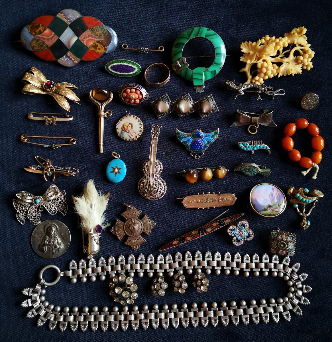 AntiqueFletcher's tweet photo. Just sorting some of this weekend's booty. Anyone spot anything they like..........? #antiquejewellery #mixedlots https://t.co/EMKi51kKp2