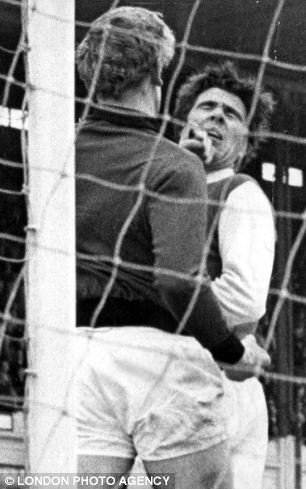 robertmdaws's tweet photo. #garysprake #bobbygould Sprake belts Gould with a left hook which laid him out . April 69. ( B.Monks photo ) @LUFV @LUFCHistory @DazKing1971 @Arsenal @arsenalmemory https://t.co/kotMWW1zhS