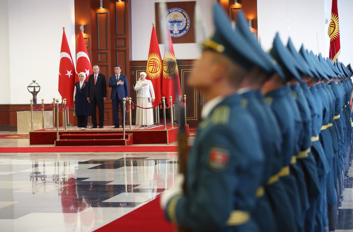 RTErdogan's tweet photo. Kırgızistan ziyaretimizin ikili ve bölgesel ilişkilerimizde hayırlı sonuçlar doğuracağına inanıyorum. 

Samimi misafirperverlikleriyle bizlere ev sahipliği yapan Kırgızistan Cumhurbaşkanı Sayın Ceenbekov'a ve kardeş Kırgız halkına şükranlarımı sunuyorum. 🇹🇷 🇰🇬 https://t.co/6oZEL1SMUK