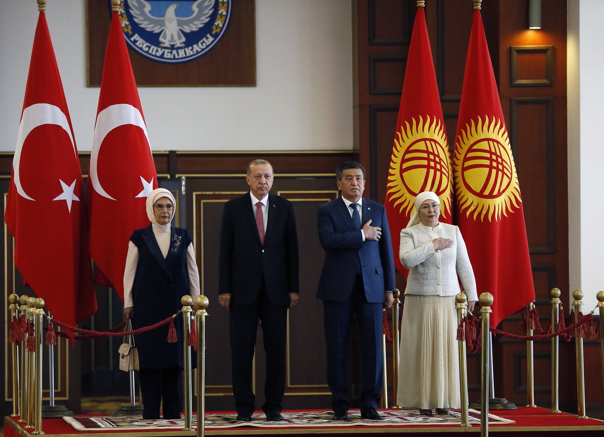 RTErdogan's tweet photo. Kırgızistan ziyaretimizin ikili ve bölgesel ilişkilerimizde hayırlı sonuçlar doğuracağına inanıyorum. 

Samimi misafirperverlikleriyle bizlere ev sahipliği yapan Kırgızistan Cumhurbaşkanı Sayın Ceenbekov'a ve kardeş Kırgız halkına şükranlarımı sunuyorum. 🇹🇷 🇰🇬 https://t.co/6oZEL1SMUK