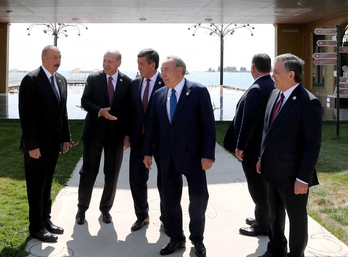 RTErdogan's tweet photo. Kırgızistan ziyaretimizin ikili ve bölgesel ilişkilerimizde hayırlı sonuçlar doğuracağına inanıyorum. 

Samimi misafirperverlikleriyle bizlere ev sahipliği yapan Kırgızistan Cumhurbaşkanı Sayın Ceenbekov'a ve kardeş Kırgız halkına şükranlarımı sunuyorum. 🇹🇷 🇰🇬 https://t.co/6oZEL1SMUK
