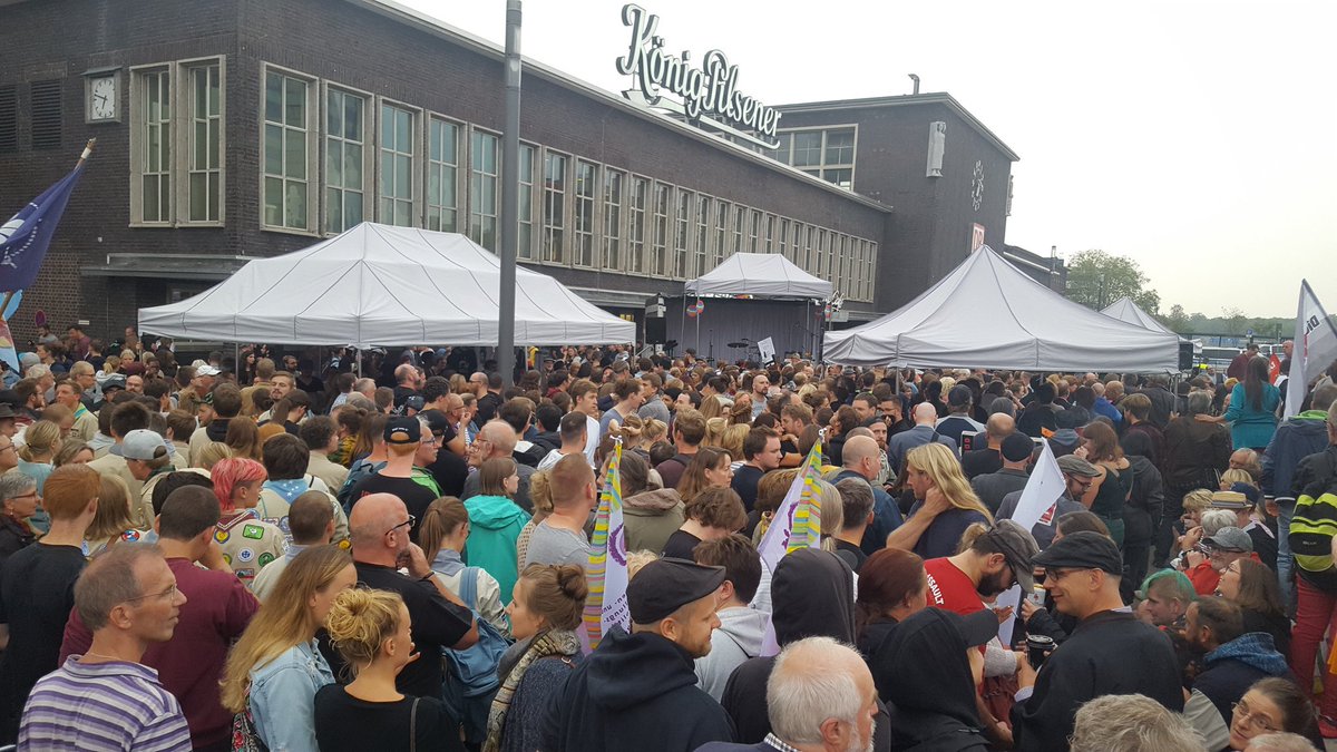 JuleWenzel's tweet photo. Solidarische Grüße nach #Chemnitz #c0309 🖤💚! In Duisburg haben wir den Tausi an Gegenprotest geknackt. Kein Fußbreit mehr, nirgendwo! #du0309 #wirsindmehr https://t.co/3Ty19hHzXz