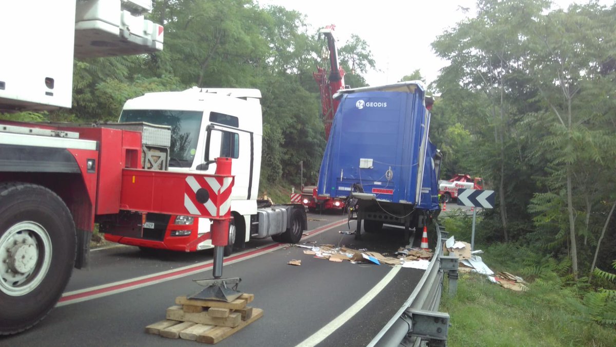 CanalTerrassa's tweet photo. 🔴🚧📷 Estem al punt de la Ctra de Martorell #C243 on aquest matí ha bolcat un camió tractor. La via està ara tallada entre #Terrassa i #Ullastrell en els dos sentits per retirar el vehicle accidentat. Afecta servei de @tmesa_bus #Martorell #trànsit https://t.co/FhqZkpaZdi