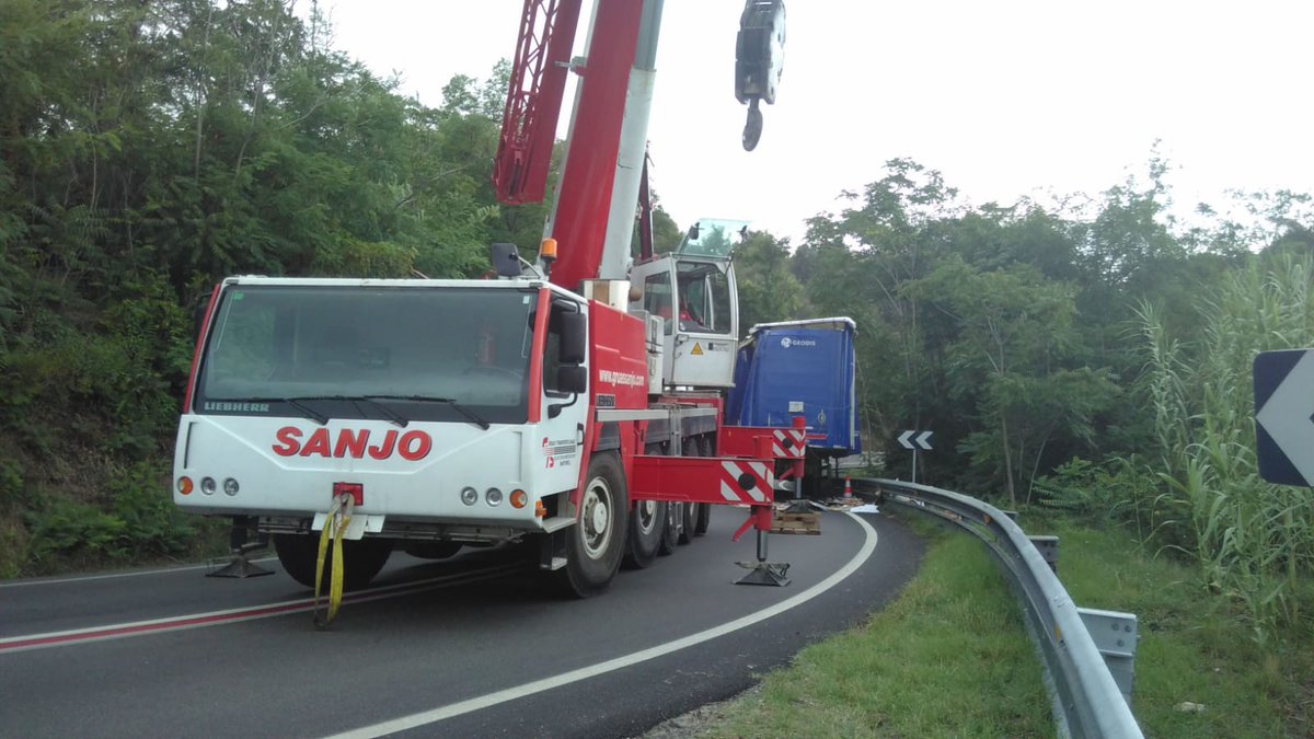 CanalTerrassa's tweet photo. 🔴🚧📷 Estem al punt de la Ctra de Martorell #C243 on aquest matí ha bolcat un camió tractor. La via està ara tallada entre #Terrassa i #Ullastrell en els dos sentits per retirar el vehicle accidentat. Afecta servei de @tmesa_bus #Martorell #trànsit https://t.co/FhqZkpaZdi