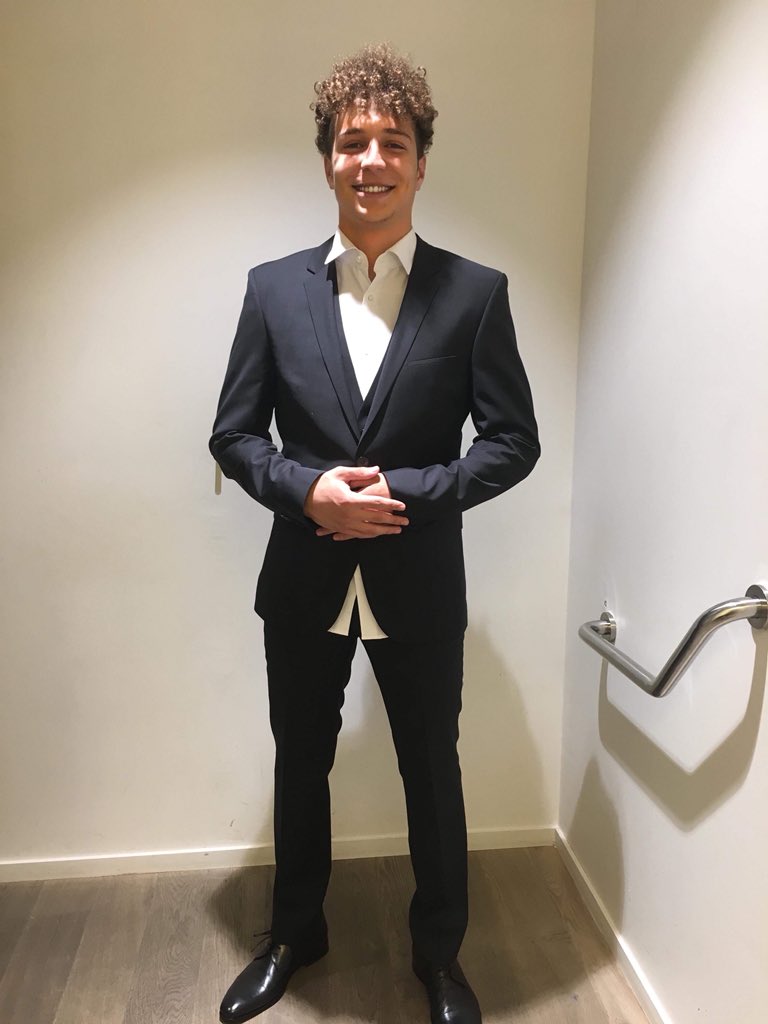 leroiayub's tweet photo. Un petit homme d’affaires souriant https://t.co/oSyL9ySWvH