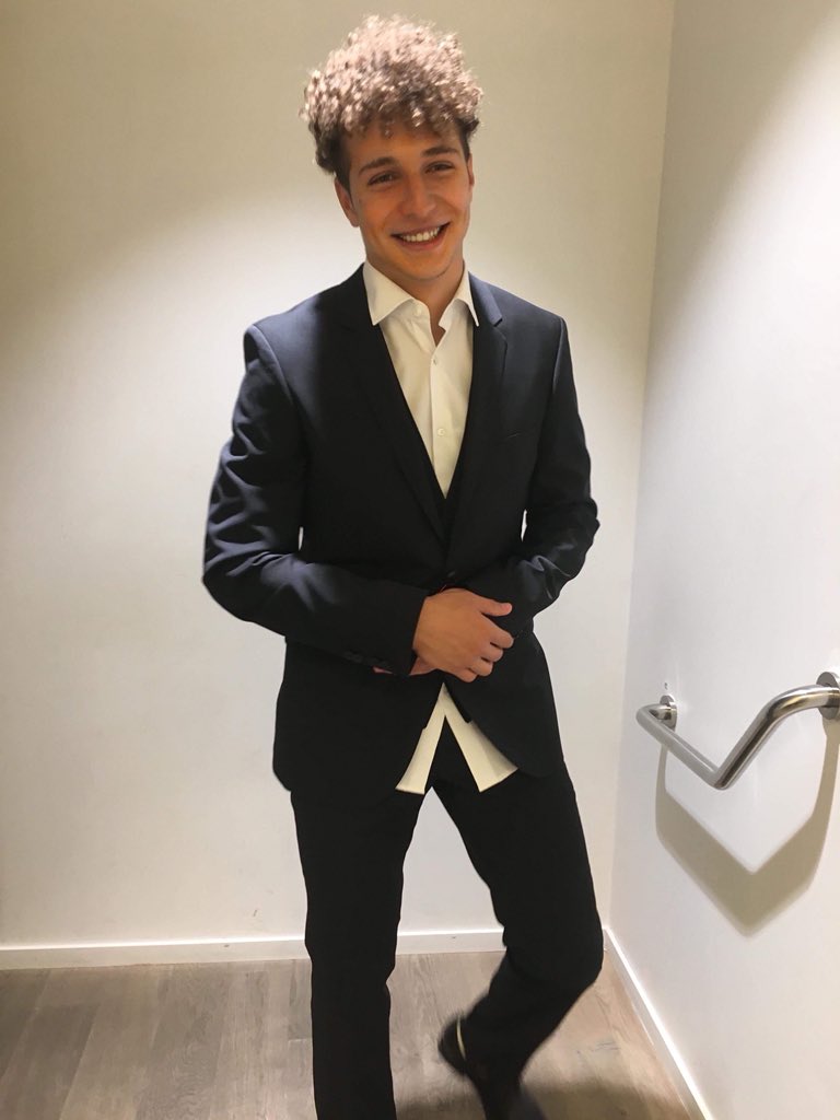 leroiayub's tweet photo. Un petit homme d’affaires souriant https://t.co/oSyL9ySWvH