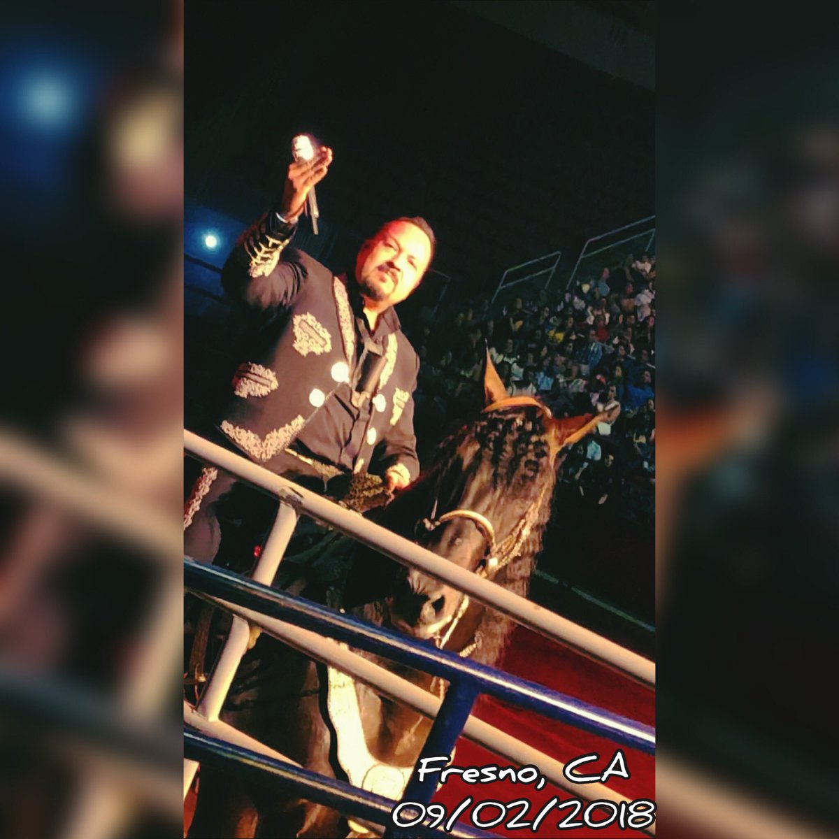 TeamPepe's tweet photo. #JaripeoSinFronteras @PepeAguilar en #Fresno 🐴🎼🐂❣️😆 https://t.co/PFGSG5Vkso