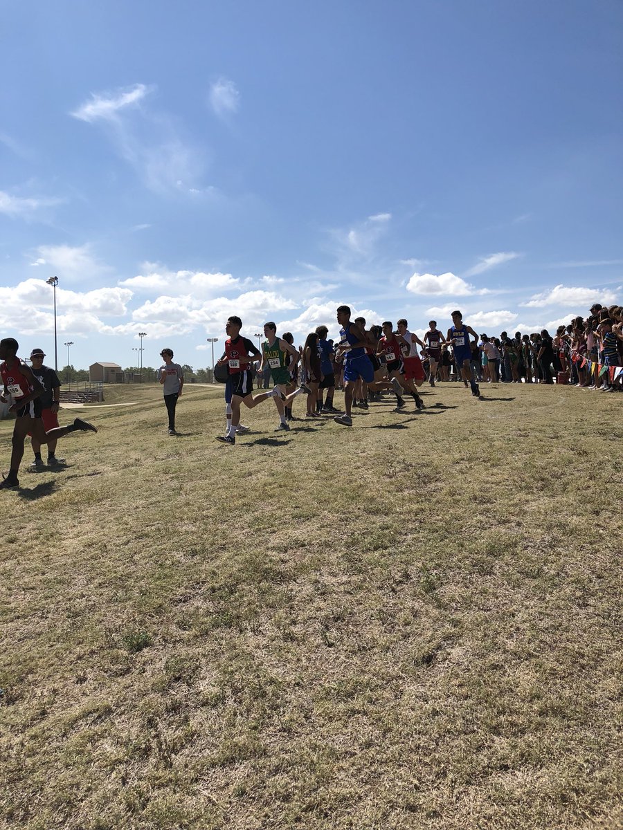 Hernandez_E23's tweet photo. My ❤️ belongs to 2 schools! HCISD &amp; PISD. Watching my young one, my Godson and my player run
. >>—XC—> https://t.co/4Cg7znxqfG