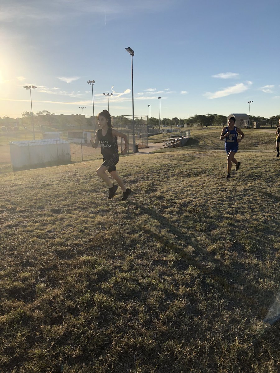 Hernandez_E23's tweet photo. My ❤️ belongs to 2 schools! HCISD &amp; PISD. Watching my young one, my Godson and my player run
. >>—XC—> https://t.co/4Cg7znxqfG