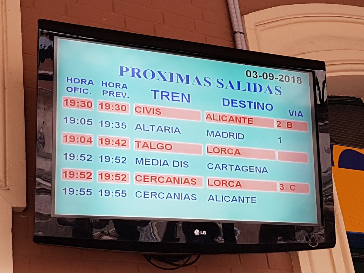 ponyproduction's tweet photo. Empezamos bien el viaje @Renfe, 30 min de retraso del Altaria hacia Madrid. #puntualidad #renfe https://t.co/QFYSVNsn27