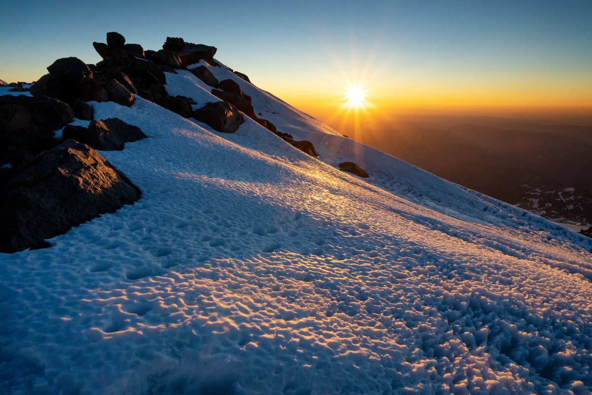 bightgear's tweet photo. Racing the sun to the top. Always a win-win. We hope everyone is getting outside this Labor Day weekend! / 📸: Jon Mancuso

#bightgear #builtinthevertical #washington #cascades #climbing #mountaineering #rmiexpeditions #getoutside #mountainvibes #greettheoutdoors @RMIExpeditions https://t.co/U7FImEtGde