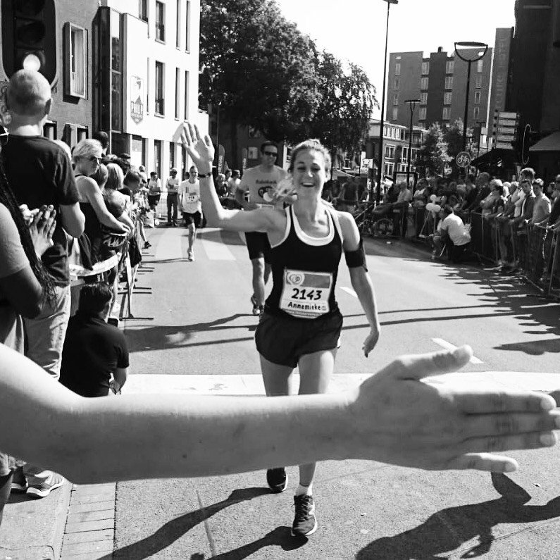 anneau1989's tweet photo. Benieuwd naar mijn race-report van de @tilburgtenmiles? Over twijfels, kippenvel, vermoeidheid &amp; euforie. Je leest het op https://t.co/0kswl7n1Mb #blog #hardlopen #tilburgtenmiles https://t.co/NkCodk96Ea