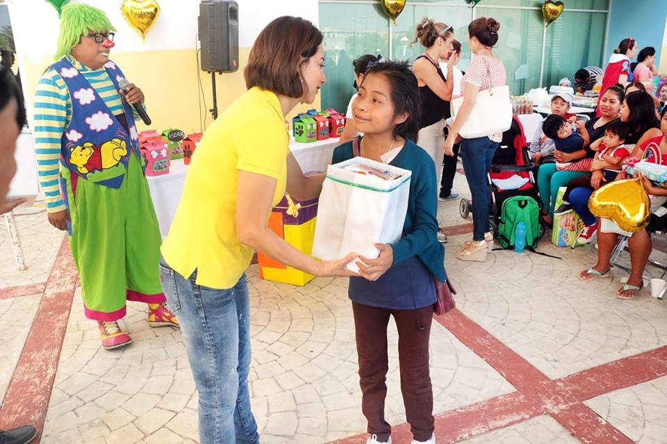 TuxtlaDIF's tweet photo. Grandiosos momentos de felicidad compartimos en el hospital de especialidades pediátricas.  En el lugar la presidenta del Sistema DIF Municipal Patricia Cantoral de Molano dirigió un emotivo mensaje de aliento a los niños y niñas que se encuentran con sus familiares. https://t.co/gUrRO5Ahbt