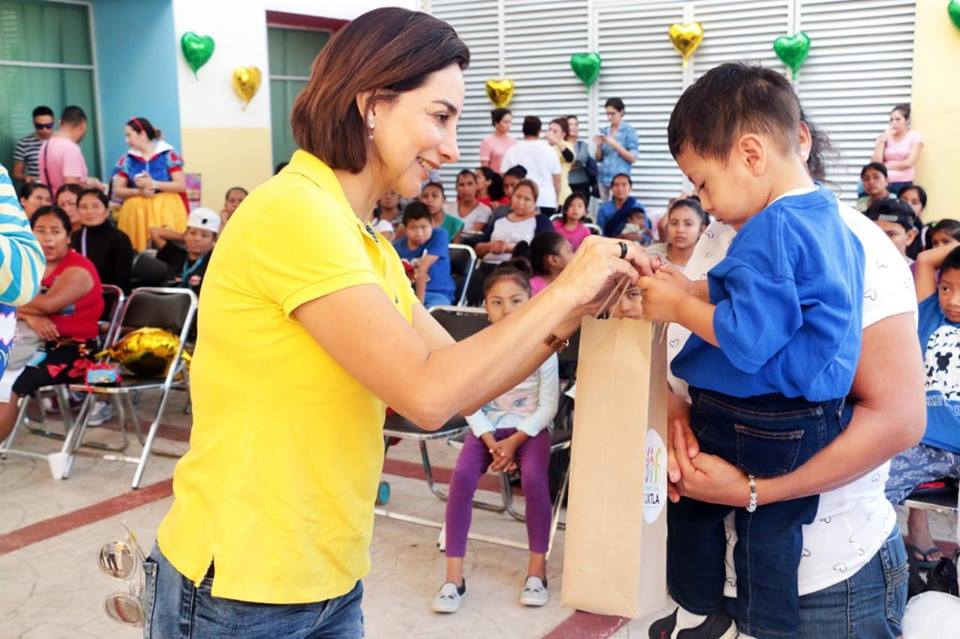 TuxtlaDIF's tweet photo. Grandiosos momentos de felicidad compartimos en el hospital de especialidades pediátricas.  En el lugar la presidenta del Sistema DIF Municipal Patricia Cantoral de Molano dirigió un emotivo mensaje de aliento a los niños y niñas que se encuentran con sus familiares. https://t.co/gUrRO5Ahbt