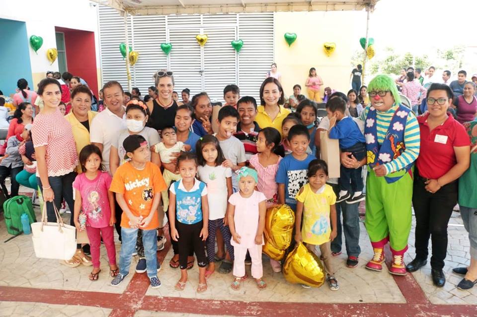 TuxtlaDIF's tweet photo. Grandiosos momentos de felicidad compartimos en el hospital de especialidades pediátricas.  En el lugar la presidenta del Sistema DIF Municipal Patricia Cantoral de Molano dirigió un emotivo mensaje de aliento a los niños y niñas que se encuentran con sus familiares. https://t.co/gUrRO5Ahbt