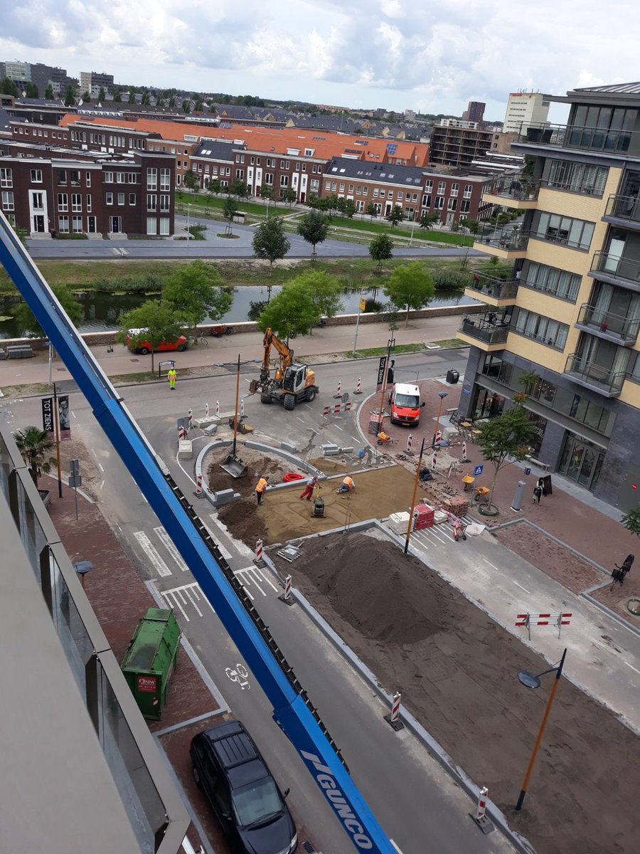 Leidsche Rijn Centrum. Parijsboulevard, inrichting noordzijde deze week gereed. Zuidzijde 21 september gereed. Bomen eind oktober.