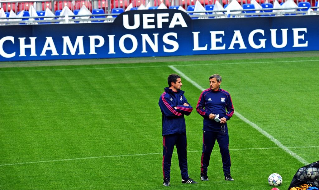 Je suis abasourdi devant tant de bêtise et les comportements honteux envers Bruno et sa famille. Soutien total dans ses qualités d'entraîneur. Allez L'OL.