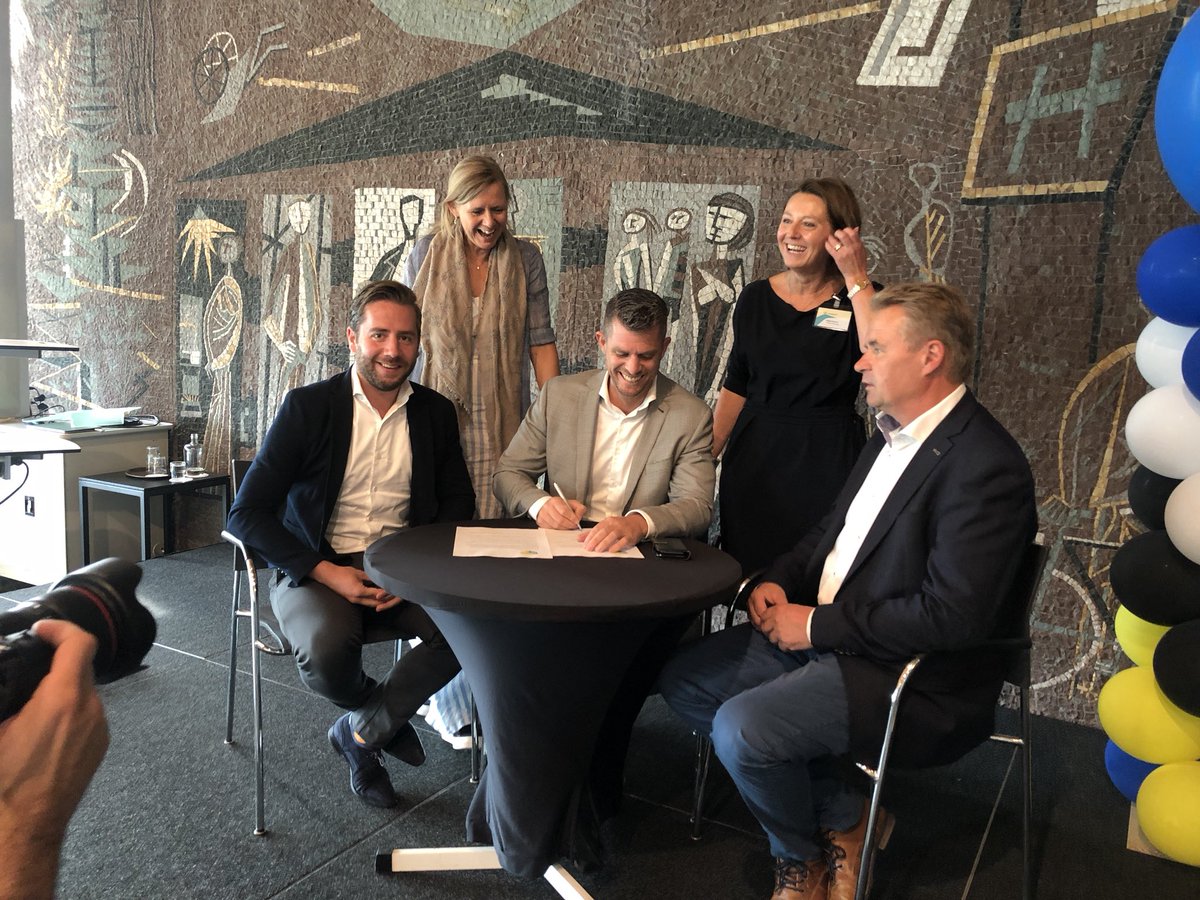 Stads_Kracht's tweet photo. Vanmiddag door Wethouder @robinvanderhelm #Retaildeal @MinisterieEZK #Oosterhout getekend in Arnhem op congres @retailagenda Volgende signaal dat actief werk wordt gemaakt van toekomstbestendige retailstructuur https://t.co/2RnWQjFbwm
