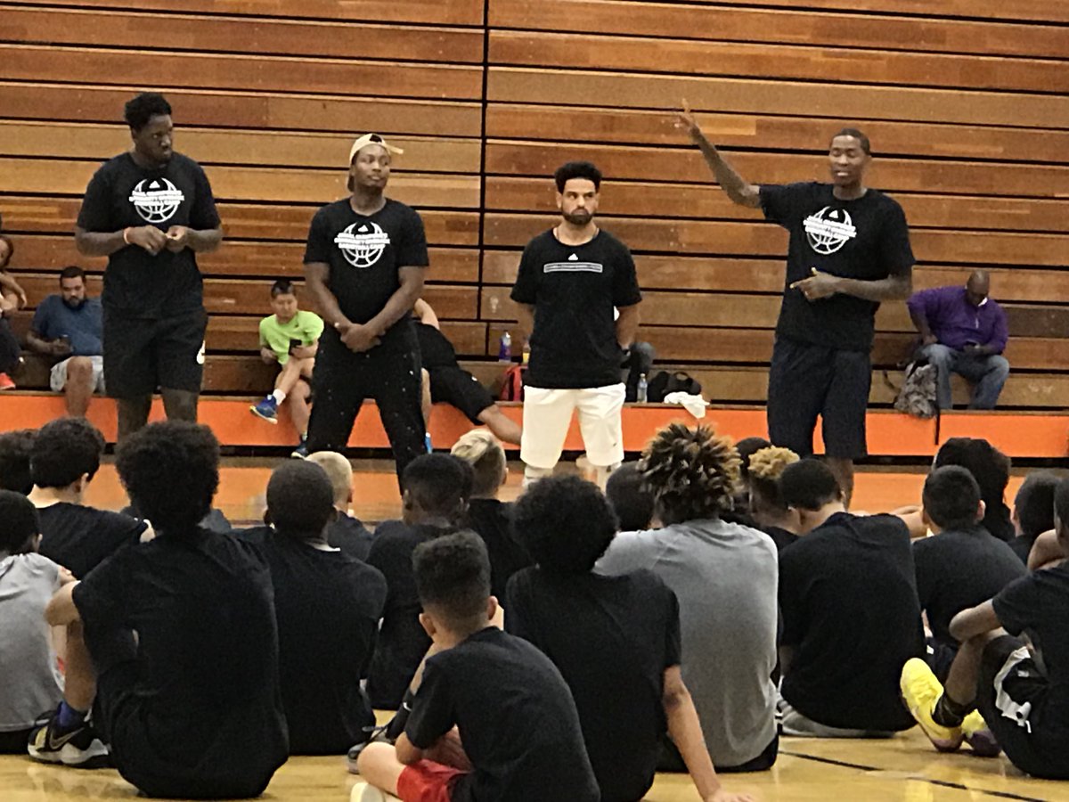 erecasner's tweet photo. Much respect for and thanks to Jamal Crawford @JCrossover for all he does for the kids of Seattle. This guy has given up his Labor Day Weekend to conduct camps for 3rd-11th graders from 8:30am until 8:30pm. Never seen ANYONE do all that Jamal does👍🏾👍🏾 https://t.co/ZsvD6EzzXd