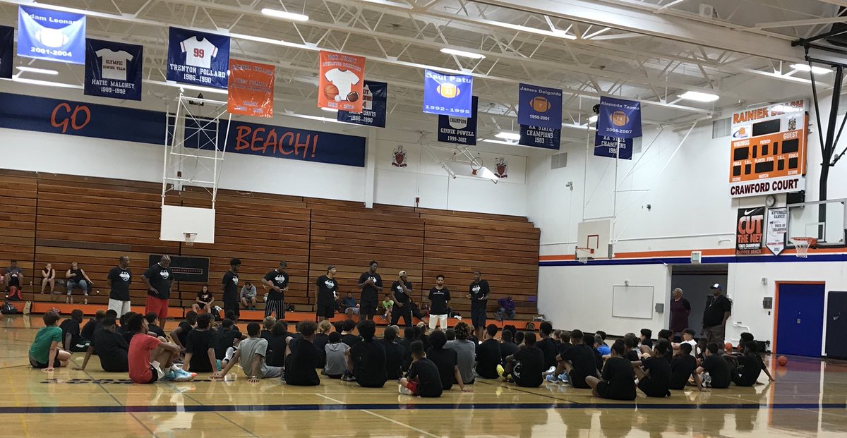 erecasner's tweet photo. Much respect for and thanks to Jamal Crawford @JCrossover for all he does for the kids of Seattle. This guy has given up his Labor Day Weekend to conduct camps for 3rd-11th graders from 8:30am until 8:30pm. Never seen ANYONE do all that Jamal does👍🏾👍🏾 https://t.co/ZsvD6EzzXd