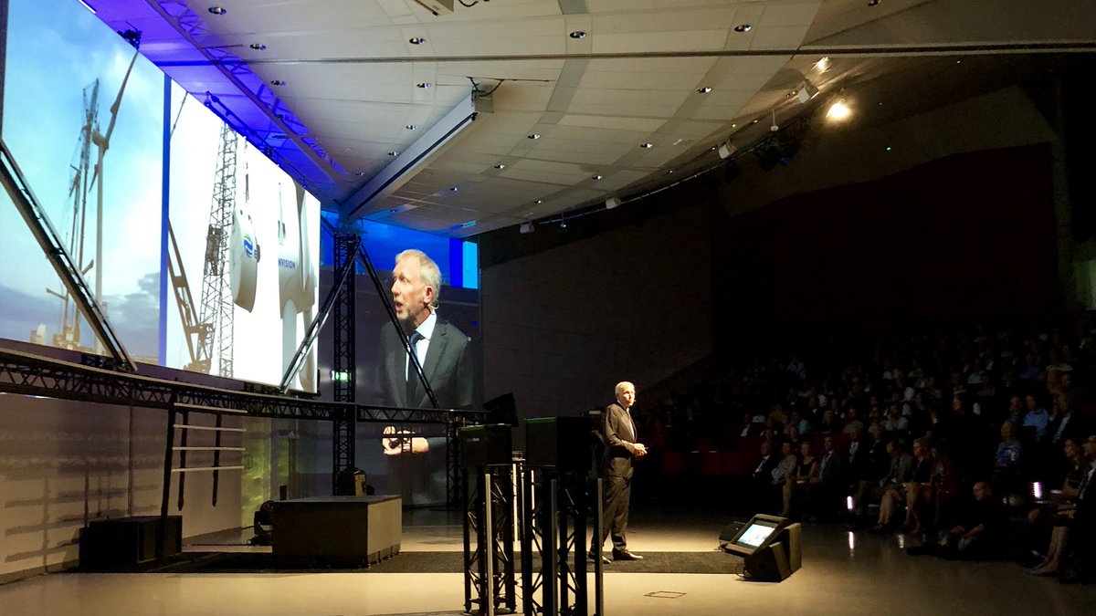 AtillaKerpisci's tweet image. President @vvanderchijs opening our Academic Year #OAY2018 by ‘building bridges’ between science, education and societal challenges! #utwente #HighTechHumanTouch