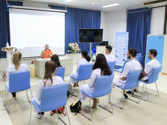 KLEENIQTHAILAND's tweet photo. #ยินดีต้อนรับ ชาวฝรั่งเศส3ท่านชาวอังกฤษ3ท่านชาวแคนาดา1ท่านเป็นนักศึกษาอยากมาเที่ยว #วัดพระธรรมกาย เพราะเดินทางผ่านทุกวันหลังจากที่ได้ไปท่องเที่ยวในสถาน��ี่ต่างๆในจังหวัดอื่นวันนี้ได้มีโอกาสมาวัด #นั่งสมาธิ เขามีความสุขมากเพราะเขาพึ่งเคยนั่งครั้งแรก เขาบอกว่าจะกลับมาอีกแน่นอนCr.WDC https://t.co/X1pUwt0tOK