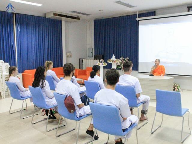KLEENIQTHAILAND's tweet photo. #ยินดีต้อนรับ ชาวฝรั่งเศส3ท่านชาวอังกฤษ3ท่านชาวแคนาดา1ท่านเป็นนักศึกษาอยากมาเที่ยว #วัดพระธรรมกาย เพราะเดินทางผ่านทุกวันหลังจากที่ได้ไปท่องเที่ยวในสถาน��ี่ต่างๆในจังหวัดอื่นวันนี้ได้มีโอกาสมาวัด #นั่งสมาธิ เขามีความสุขมากเพราะเขาพึ่งเคยนั่งครั้งแรก เขาบอกว่าจะกลับมาอีกแน่นอนCr.WDC https://t.co/X1pUwt0tOK