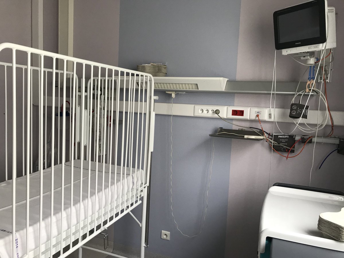 KARLOLIVE's tweet photo. J'inaugure ce jour l'unité de surveillance continue pédiatrique du CHI de Poissy. Je tiens à saluer l'effort de modernisation que nous avons entrepris tous ensemble pour un nouveau CHIPS ! https://t.co/hwPA8oaheF
