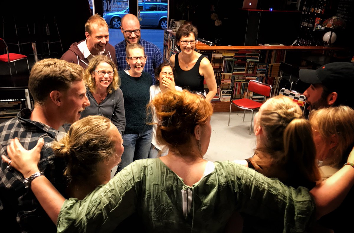 Improverket's tweet photo. Om några timmar kliver de in för första gången. Kursdeltagarna på Impro steg ett. Två timmar, några nya gryende vänskaper och mängder av skratt senare kliver de ut igen. Kursstarter - fy jävel vad fint det är! Jag sätter på kaffet, så ses vi om en stund! #impro #kurs #improverket https://t.co/twoonPgpIT