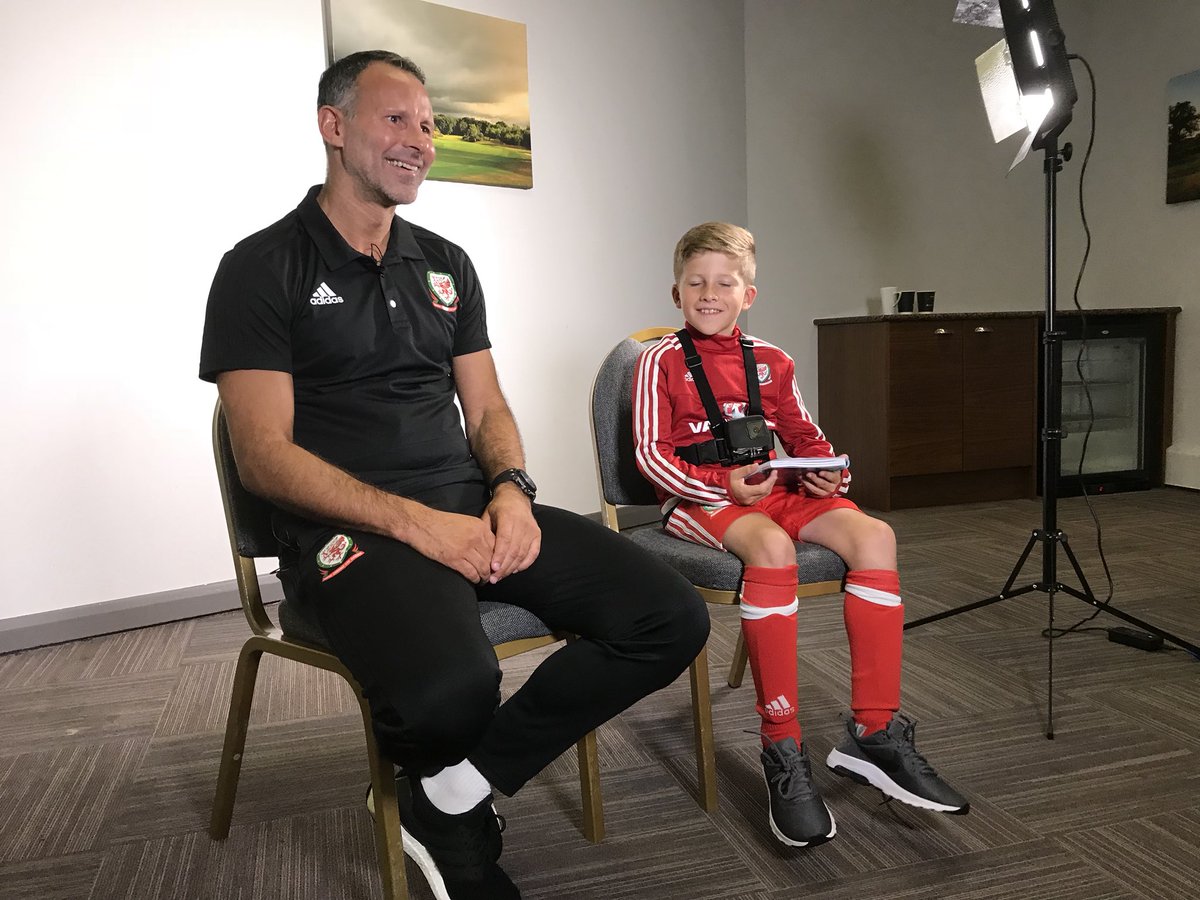 FAWPathway's tweet photo. 👏 Da iawn Harri  

🎤 Well done to our awesome #JuniorJournal from @NantlleValeFC 

🏴󠁧󠁢󠁷󠁬󠁳󠁿 A great interview with @Cymru manager Ryan Giggs  

#MoreThanAGame #TogetherStronger https://t.co/Y7PUfJrgTh