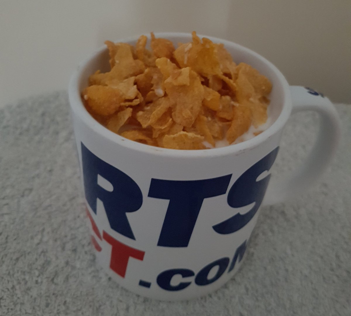 cortinadave's tweet photo. When you're too lazy to wash a bowl. Knew I'd find a use for my giant @SportsDirectUK mug eventually. https://t.co/yg3MVXkXhr