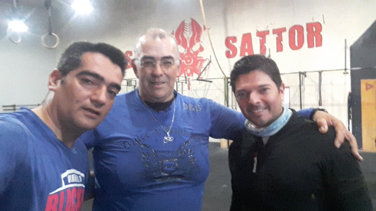 gustaricar2013's tweet photo. Que lindo es arrancar los 35 pirulos entrenando con los  amigos de CF SATTOR!
Andres y Albert! 
🎂🕗📋📟🏋💪👍👏
#CrossFit #CFSattor #Cumpleaños #Amigos #MasQueCrossFit  #Viedma #BuenLunes https://t.co/0NSaUCyrVQ