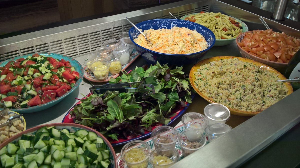 Re-launch day has arrived <a href="/HighcliffeSch/">Highcliffe School</a> . Pictures of our new flavour bomb salad bar and our hydration station. #fresh #reducingsingleuseplastic #seeingfooddifferently @TaylorShawUK @elioruk