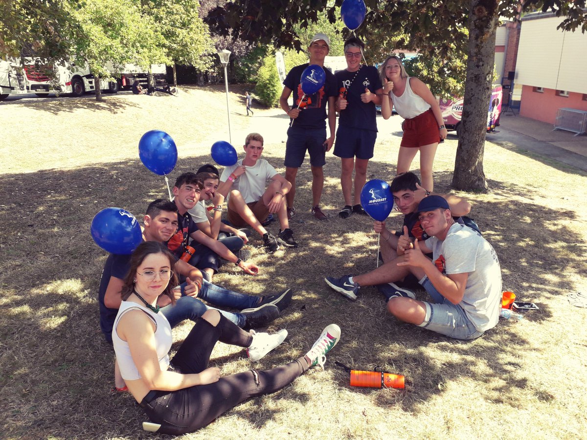 charlinebricard's tweet photo. De magnifiques moments passés sur @thecitytrucks #festival #TCTF2018. Merci à Ludo pour sa gentillesse et cet instant photo sur le stand du @GpeMousset. Et merci aux festivaliers pour leur bonne humeur ! #jetransporte #recrutement #transport #amazingbeard @BENARDDavid19 https://t.co/gwpRD3WOQQ
