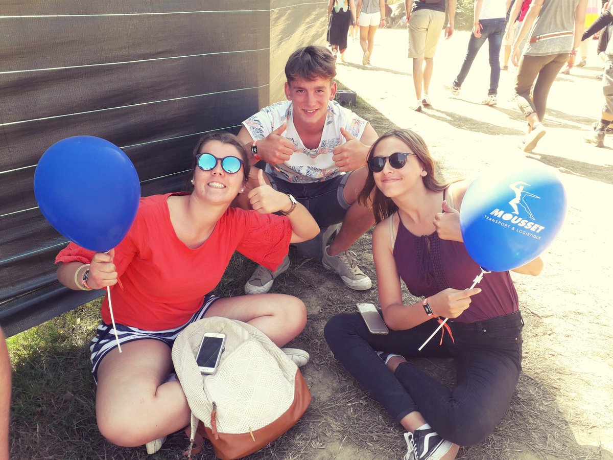 charlinebricard's tweet photo. De magnifiques moments passés sur @thecitytrucks #festival #TCTF2018. Merci à Ludo pour sa gentillesse et cet instant photo sur le stand du @GpeMousset. Et merci aux festivaliers pour leur bonne humeur ! #jetransporte #recrutement #transport #amazingbeard @BENARDDavid19 https://t.co/gwpRD3WOQQ