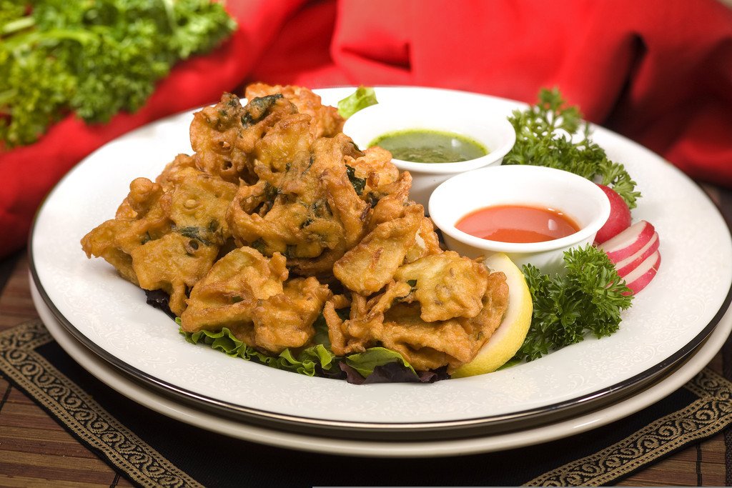 BonfireFoods's tweet photo. Chopped fresh vegetables mixed with seasoned batter and fried till golden brown. Start your meal with Indian favorite vegetable pakora at Bonfire Restaurant. https://t.co/BE5gUeXboA #vegpakora #pakora #tastyfood #indianfood #foods https://t.co/VmCZgg1BoZ