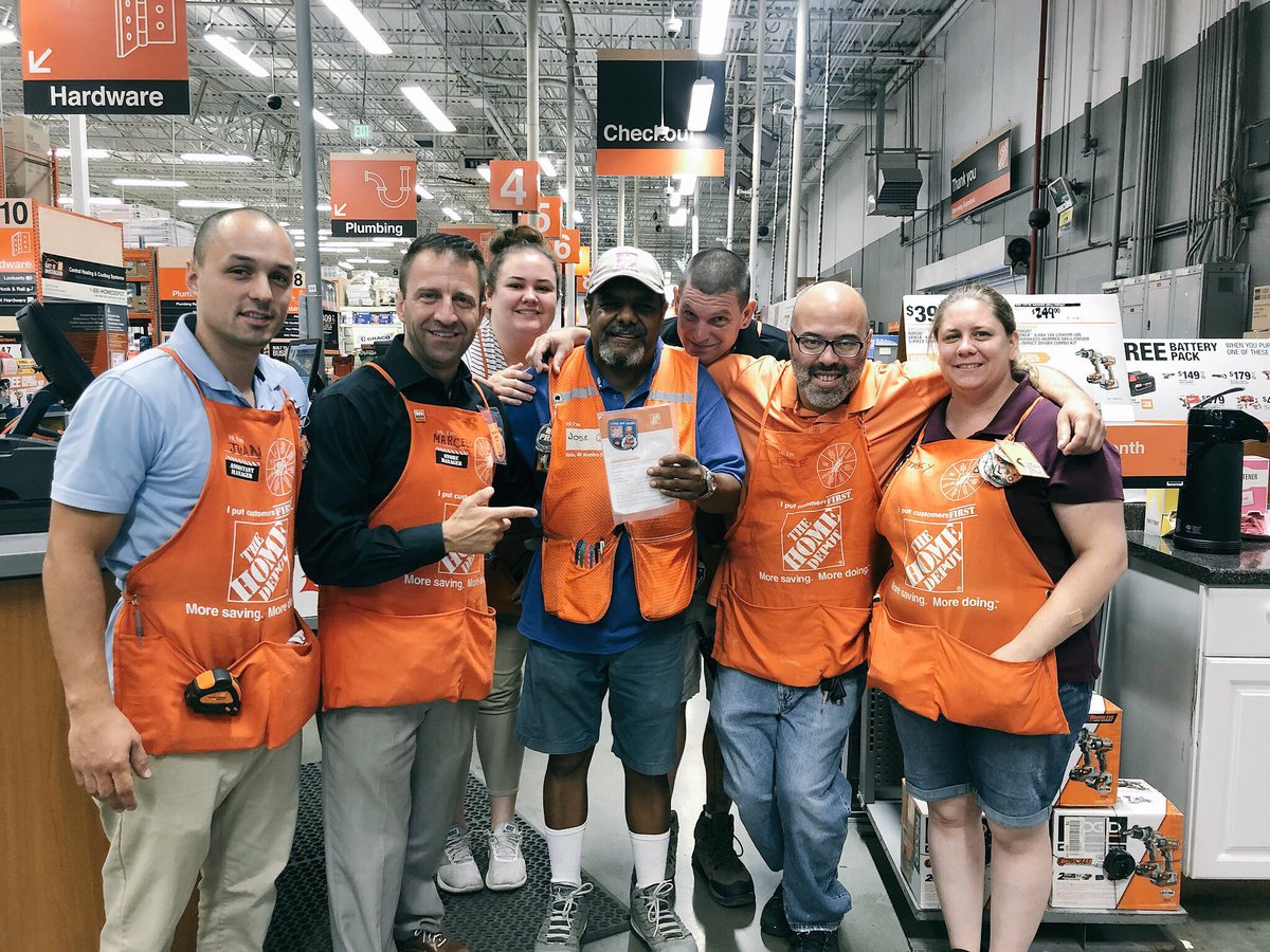 thee4285's tweet photo. Our Pro Loader came back from vacation to lunch reservations and some great recognition #proloader #greatjob #excellentcustomerservice @KJChamberland @marantes1 @Phil_Correia @JasonArigoni https://t.co/6cztnJyZcp