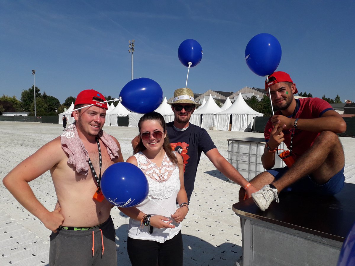 charlinebricard's tweet photo. De magnifiques moments passés sur @thecitytrucks #festival #TCTF2018. Merci à Ludo pour sa gentillesse et cet instant photo sur le stand du @GpeMousset. Et merci aux festivaliers pour leur bonne humeur ! #jetransporte #recrutement #transport #amazingbeard @BENARDDavid19 https://t.co/gwpRD3WOQQ