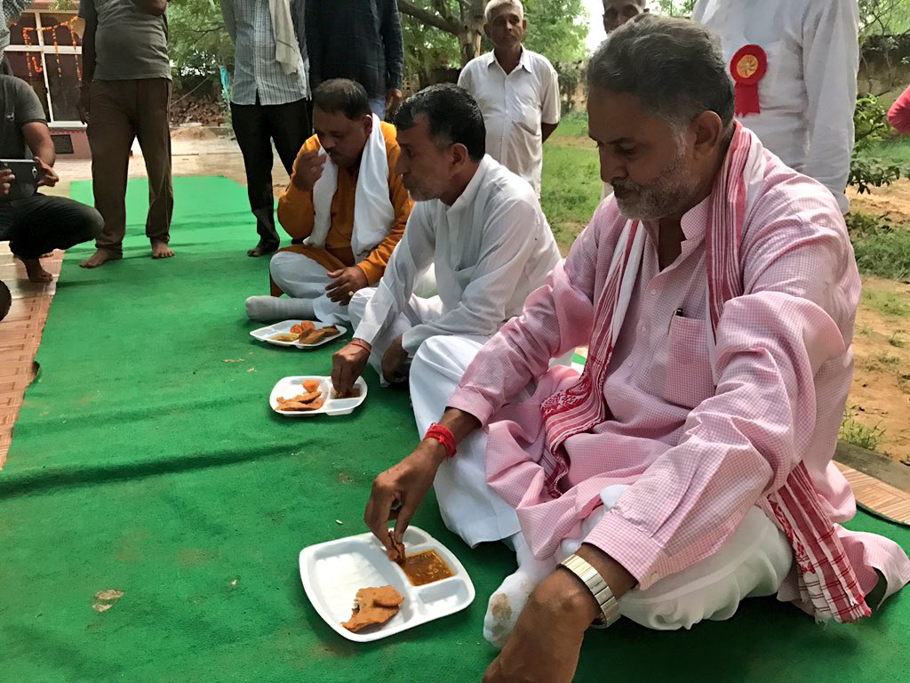 rbsharmabjp's tweet photo. महेंद्रगढ़ खातीवास में बाबा लटुरिया धाम में प्रशाद ग्रहण करते हुए। https://t.co/9vRTv1zUg5