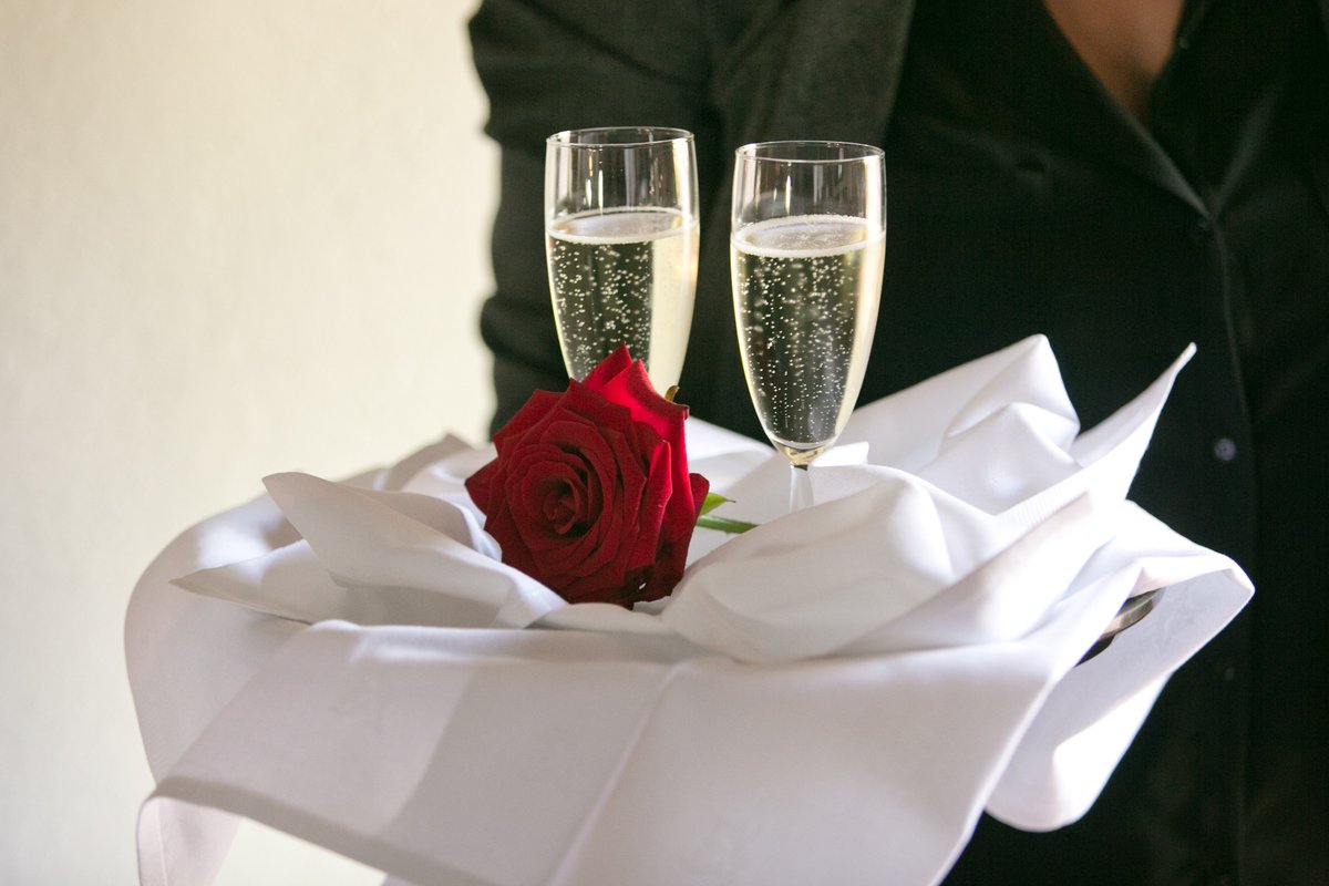 Cheers to the weekend! Fancy a weekend away in the countryside? Give us a call!