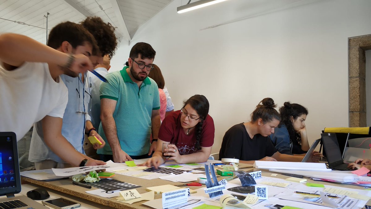 emptycoruna's tweet photo. Despois da clase na rúa, continuamos co obradoiro con @castrurban e Anxo Calvo. Neste obradoiro, analizamos os axentes que existen no mercado inmobiliario. #emptycoruña #mercadoinmobiliario #axentes https://t.co/i9pr2xkjGp