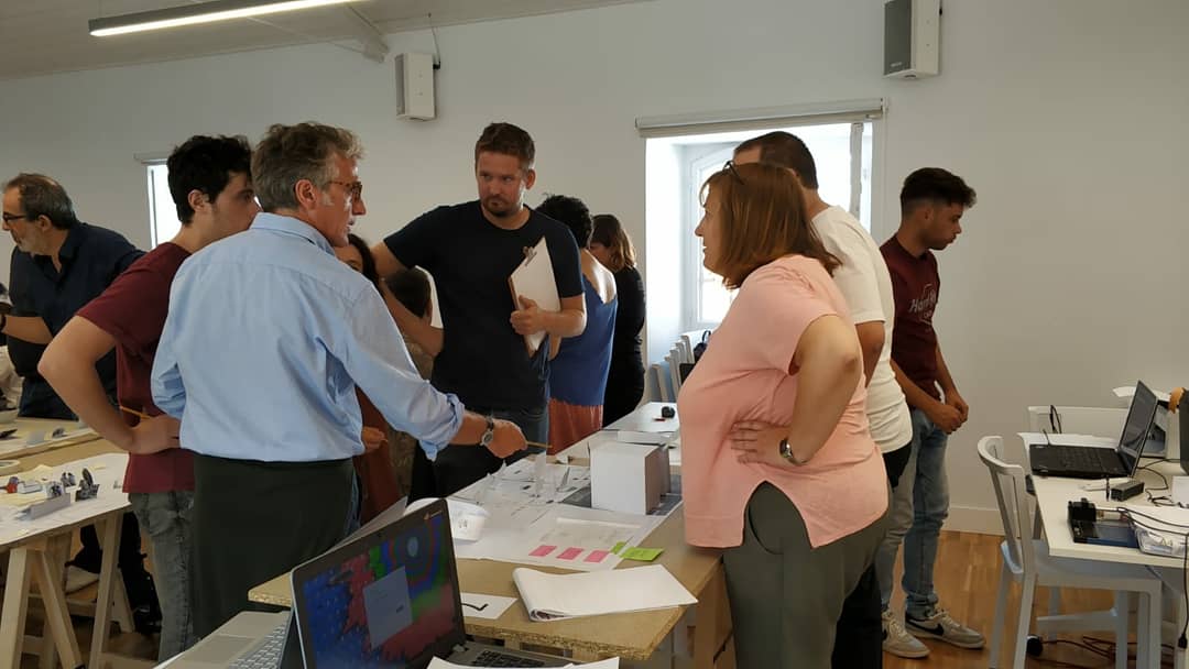 emptycoruna's tweet photo. Despois da clase na rúa, continuamos co obradoiro con @castrurban e Anxo Calvo. Neste obradoiro, analizamos os axentes que existen no mercado inmobiliario. #emptycoruña #mercadoinmobiliario #axentes https://t.co/i9pr2xkjGp