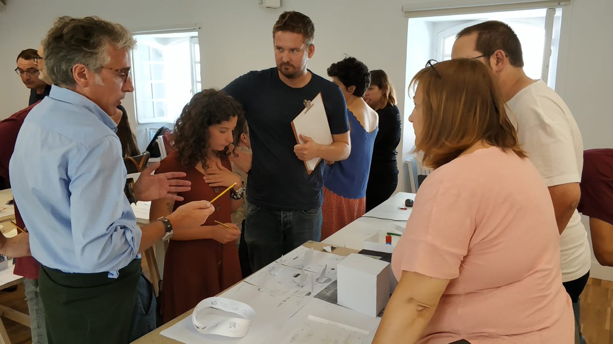 emptycoruna's tweet photo. Despois da clase na rúa, continuamos co obradoiro con @castrurban e Anxo Calvo. Neste obradoiro, analizamos os axentes que existen no mercado inmobiliario. #emptycoruña #mercadoinmobiliario #axentes https://t.co/i9pr2xkjGp