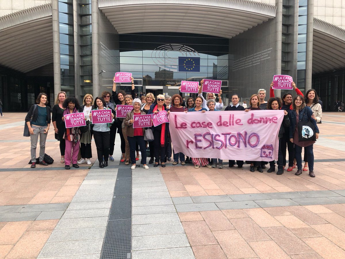 nonunadimeno's tweet photo. Le case delle donne ora in audizione al parlamento europeo #Bruxelles per denunciare la minaccia all'autonomia e all'esistenza stessa degli spazi femministi a #Roma e in #Italia. 
#lecasesiamotutte #nonunadimeno
DIRETTA VIDEO https://t.co/VHqIxbUTxc https://t.co/JaG7YE8SJH