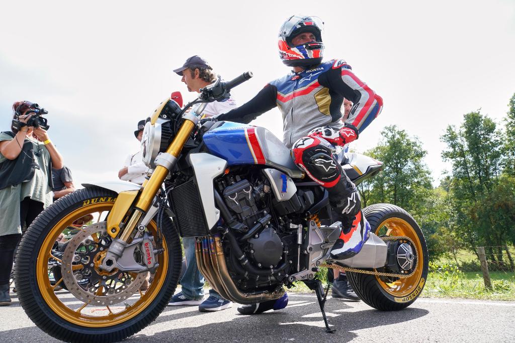 hondaitaliamoto's tweet photo. Il 5 volte campione del mondo Mick Doohan con la #CB1000R Glemseck: sospensioni Öhlins, scarico Akrapovic, sistema frenante Brembo, monobraccio allungato, frizione speciale, accessori Rizoma e livrea tricolor con dettagli dorati. > https://t.co/fGHVOACP08 #Honda #CustomHonda https://t.co/IMs0iw0K9K