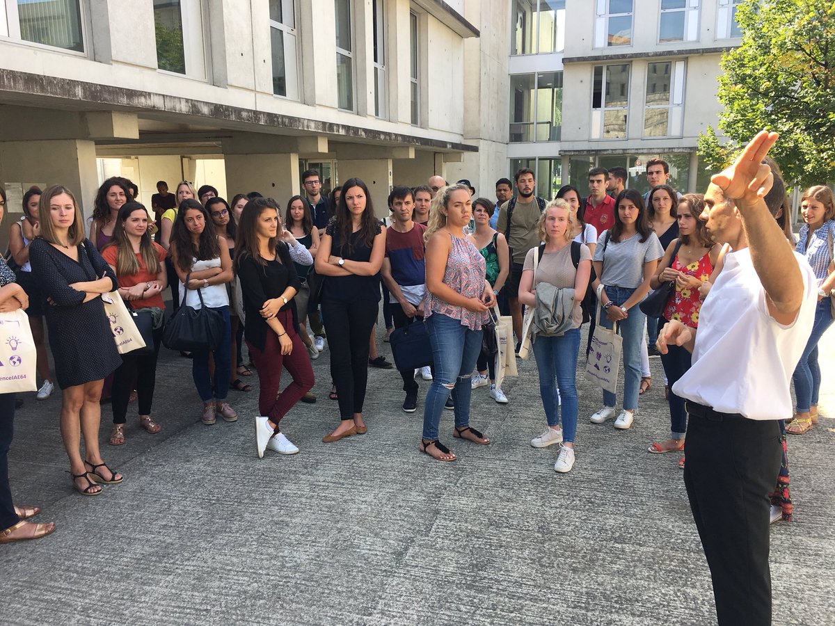IAEPauBayonne's tweet photo. Visite du campus de #Pau et de #Bayonne par les enseignants et le personnel administratif aux nouveaux étudiants de l’@IAEPauBayonne ! #CçaIAEPB https://t.co/yInLbJjGB1