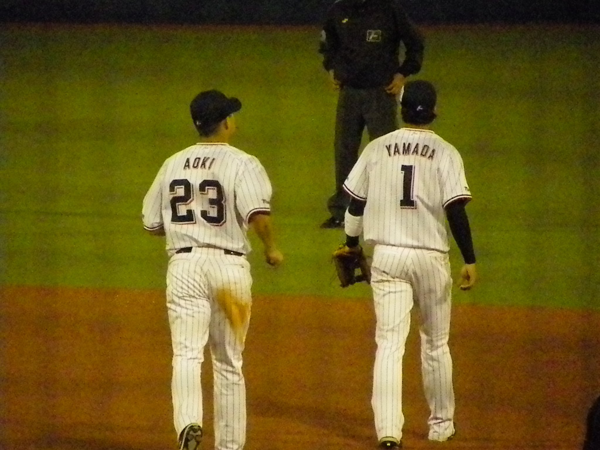 山田別人 A Twitter 新旧スワローズ背番号1 プロ野球選手のカッコいい背中を愛でるタグ T Co A3begxeujt Twitter