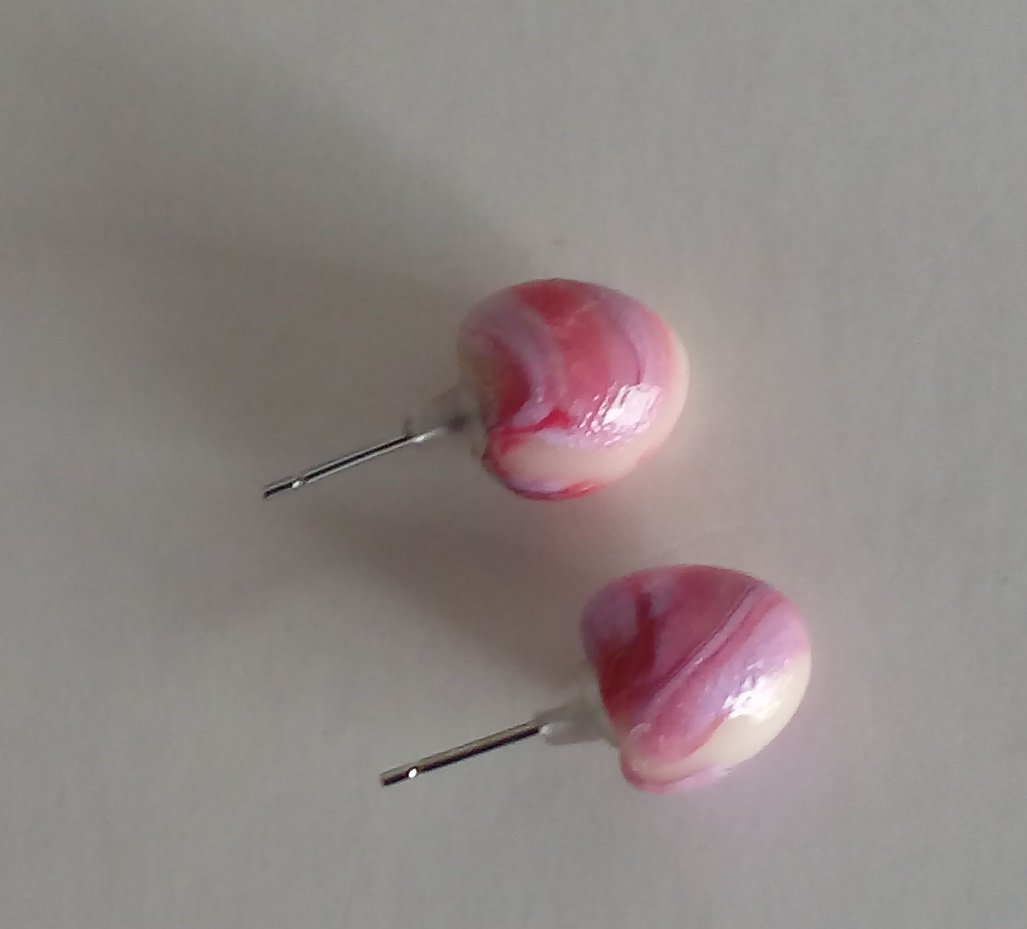 Ohrringe „pastelpink“ Ohrstecker Die Farbgebung der Ohrringe sind einzigartig – translucent mit rot und pinktönen, die durch ihre spezielle Mischung pastel wirken. Die minimalistischen Ohrstecker sind handgedreht und leicht konisch, sie wirken sehr schön. shop.unikateorbit.com/product/ohrrin…